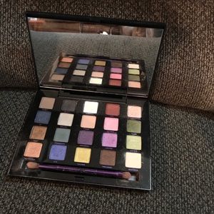 Urban Decay eye shadow palette